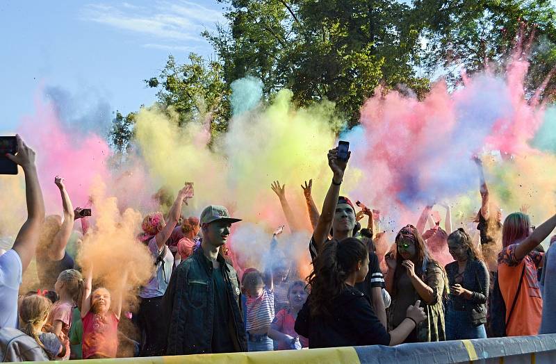 Duhový déšť se na návštěvníky festivalu snášel každou hodinu.