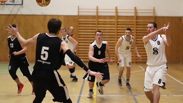 Basketbalisté Karviné (v bílém) skončili v semifinále na brněnském týmu SAM. Po velkém boji!