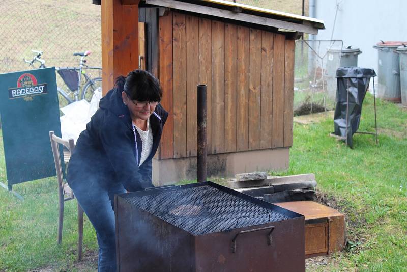 A jdeme na klobásky.