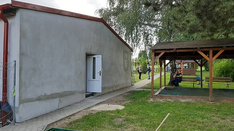 Rekonstrukce polské základní školy a školky na Dolanech ve Stonavě je prakticky u konce. Do začátku nového školního roku zbývá dodělat fasádu.