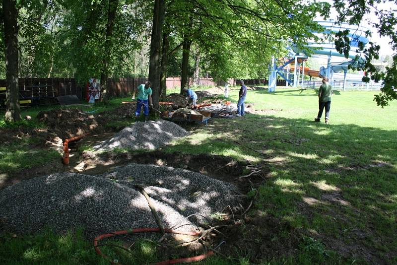 Letní koupaliště v Havířově. Stavba stánků s občerstvením. 