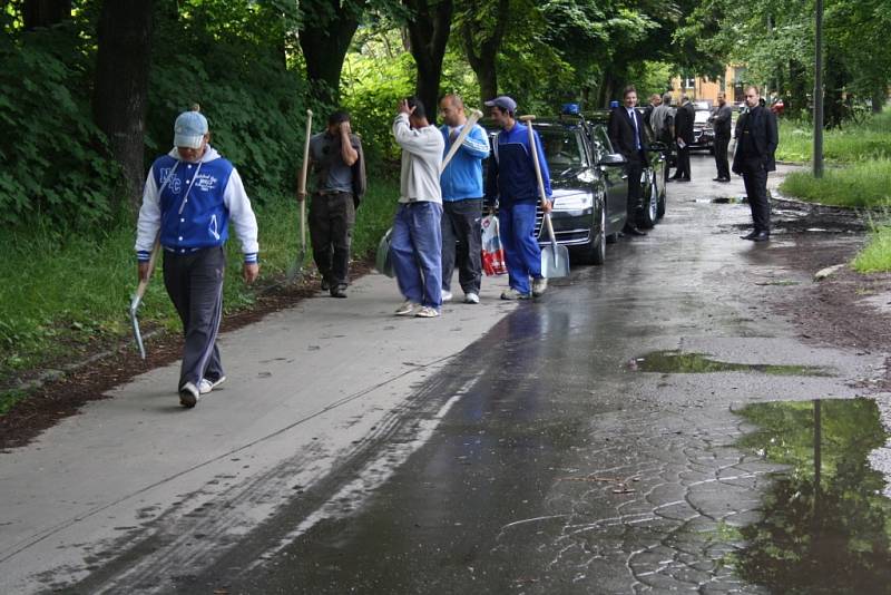 Ministryně práce a sociálních věcí Michaela Marksová, ministr vnitra Milan Chovanec a policejní prezident Tomáš Tuhý navštívili karvinskou ubytovnu Předvoj. 