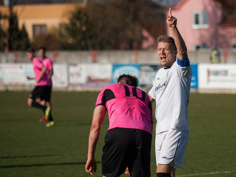 Okresní derby v divizi. Dětmarovice (v bílém) porazily Havířov 1:0.