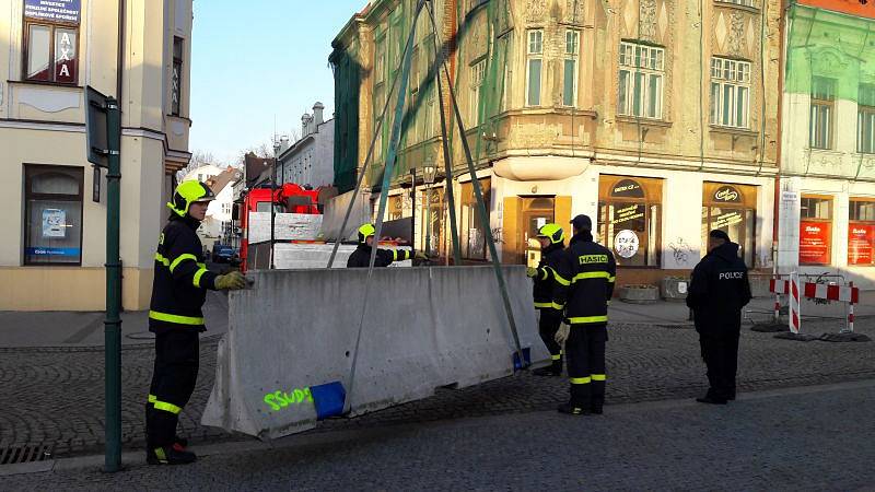 Hasiči instalovali ve středu odpoledne na Masarykově náměstí v Karviné betonové zátarasy jako preventivní opatření proti případnému teroristickému ú­toku.