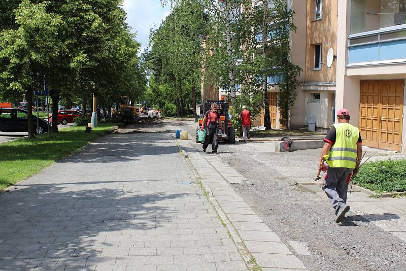 Nově rekonstruované chodníky s cyklostezkou podél Dlouhé třídy v Havířově. Hotovo mělo být 22. 5. 2018. Někde stavbaři v té době práci dokončovali, opravovali vady nebo dokonce teprve začínali s dlážděním.