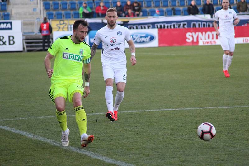 Karviná (v klasické razicí barvě) prohrála na Slovácku 0:2.