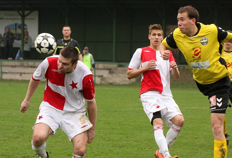 Fotbalisté Orlové (v červenobílém) porazili doma Rosice.