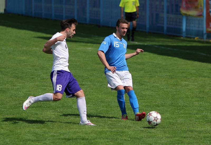 Havířovští fotbalisté (v modrém) podlehli favoritovi z Mohelnice.