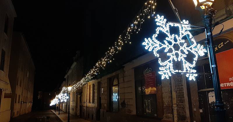 Vánoční výzdoba a vánoční strom na Masarykově náměstí v Karviné.