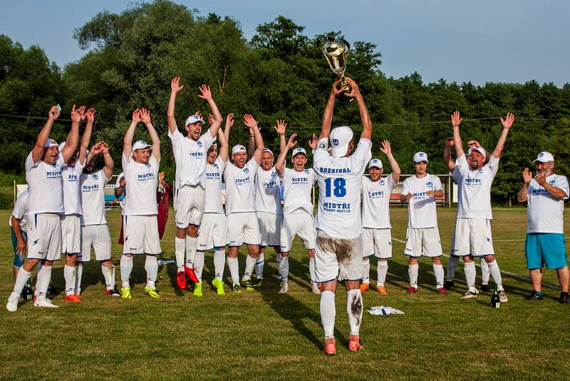 Fotbalisté Slavoje se radují z vítězství v soutěži.