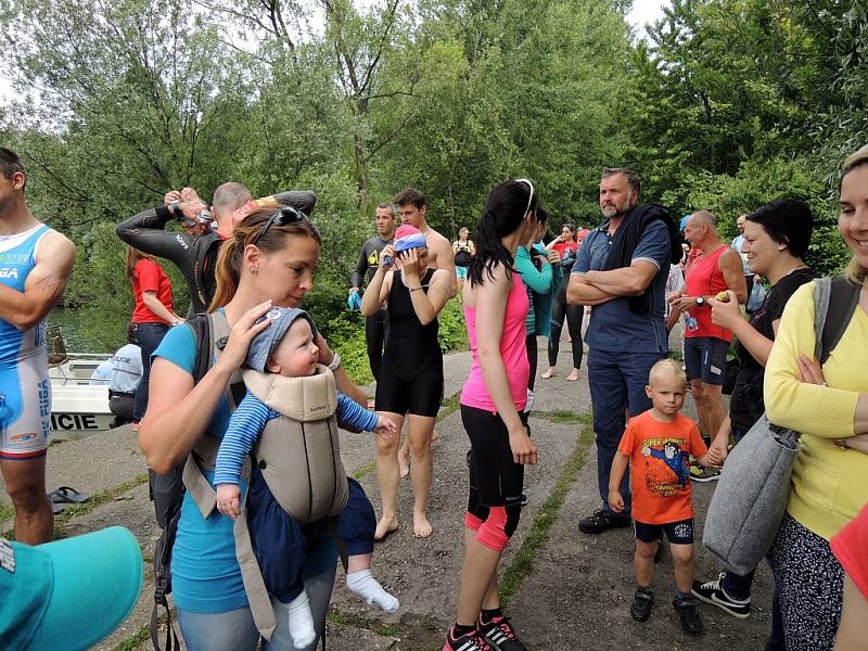 Uplavat 750 m ve vodách Těrlické přehrady, ujet 22 km na kole a na závěr uběhnout po silnici 6 km. Takové požadavky čekaly v sobotu na účastníky 6. ročníku Albrechtického sprint triatlonu.