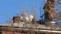 Zásah hasičů na střechách poškozených větrem v Havířově.