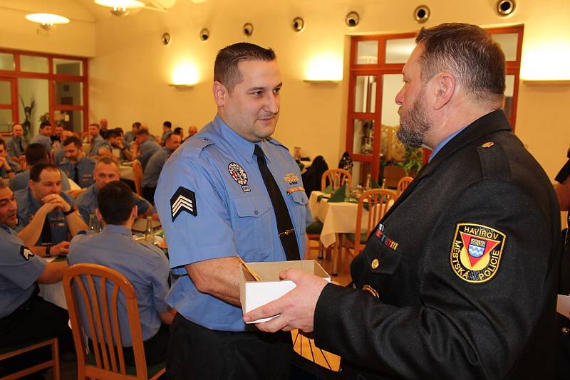Slavnostní ocenění strážníků MP Havířov. Ředitel Bohuslav Muras (vpravo) gratuluje Ivo Mrázkovi, který byl vyhlášen jako strážník roku 2016. 