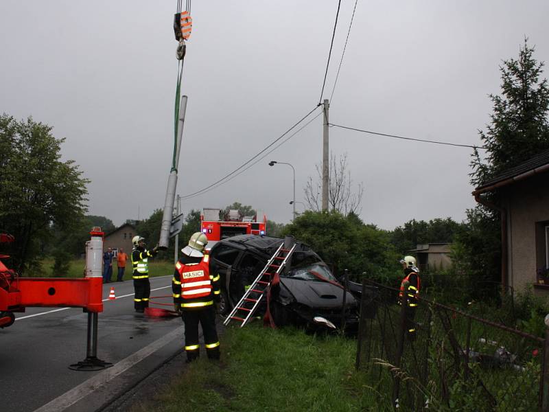 Vyprošťování havarovaného automobilu. 