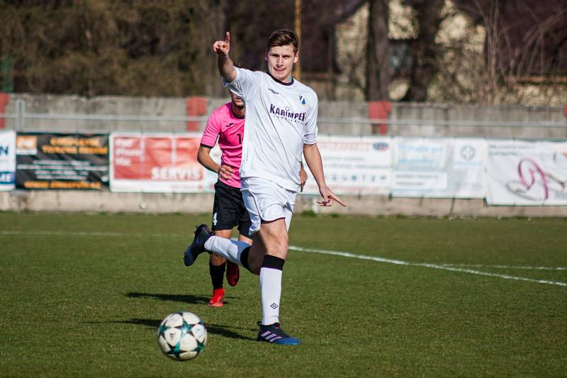 Okresní derby v divizi. Dětmarovice (v bílém) porazily Havířov 1:0.