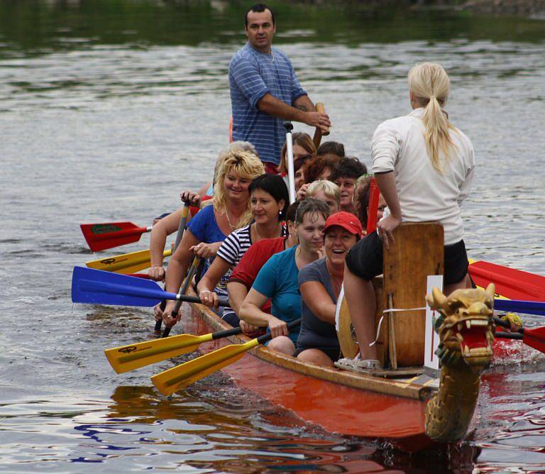 Ve Starém Bohumíně na řece Odře se v sobotu jely závody dračích lodí.