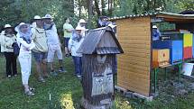 Klienti havířovského Santé se přišli za členy z kroužku Ambrožíci podívat na stáčení medu.