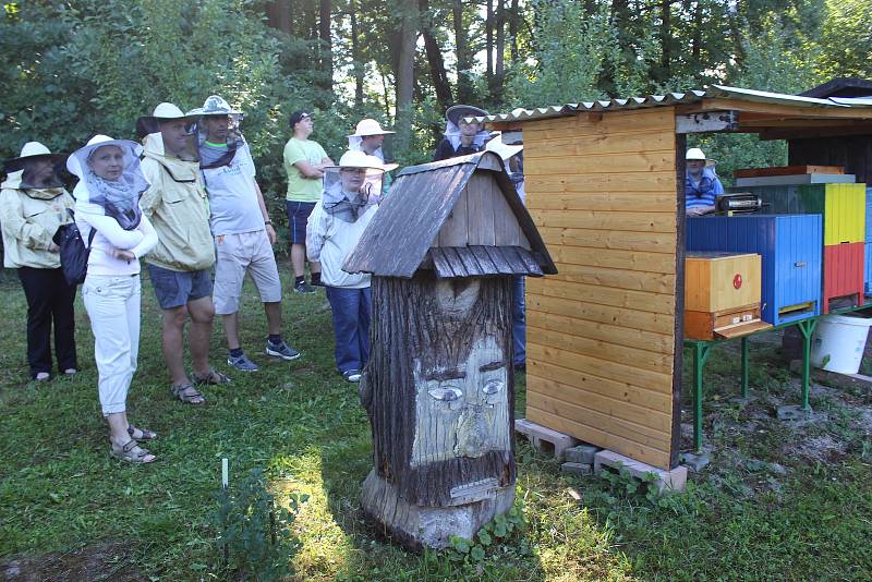 Klienti havířovského Santé se přišli za členy z kroužku Ambrožíci podívat na stáčení medu.