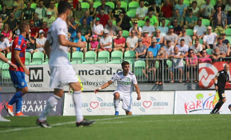 Karvinští fotbalisté (v bílém) podali proti Plzni kvalitní výkon. Nicméně prohráli 0:1.