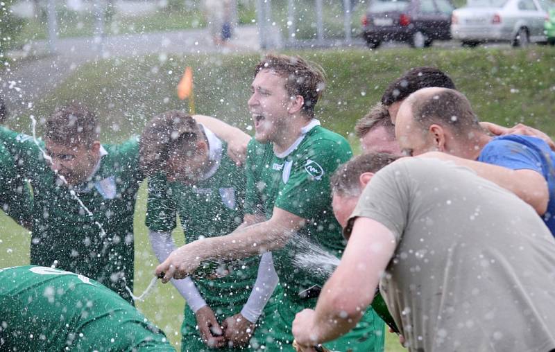 Fotbalisté Datyní (v zeleném) vyhrály nad Dobrou a mohli začít slavit postup do krajského přeboru.