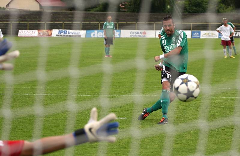 Karvinští fotbalisté (v zeleném) zdolali Mikulovice 3:1.