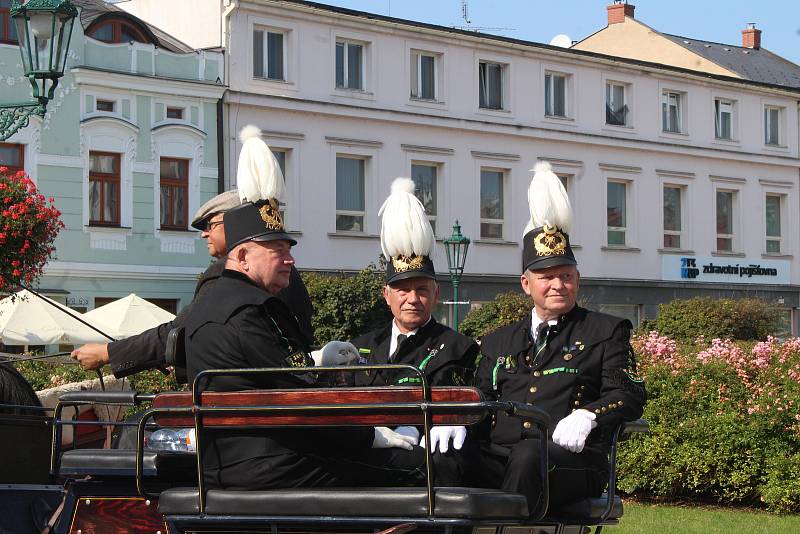 Před karvinským zámkem byly k vidění vzácné historické kočáry.