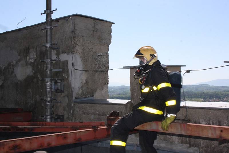 Výcvik havířovských hasičů na skipové věži v Horní Suché. 