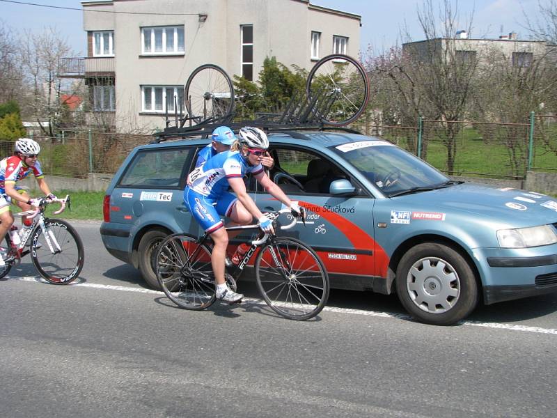 Cyklistky ve stoupání do Bludovického kopce v Havířově. 