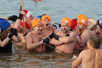 Do vod Kališova jezera v Bohumíně-Šunychlu se na Nový rok tradičně ponoří parta otužilců.