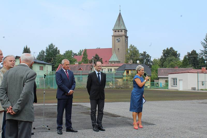 Na gymnáziu v Českém Těšíně se ve středu poklepal základní kámen stavby nové tělocvičny, kterou zaplatí Moravskoslezský kraj.