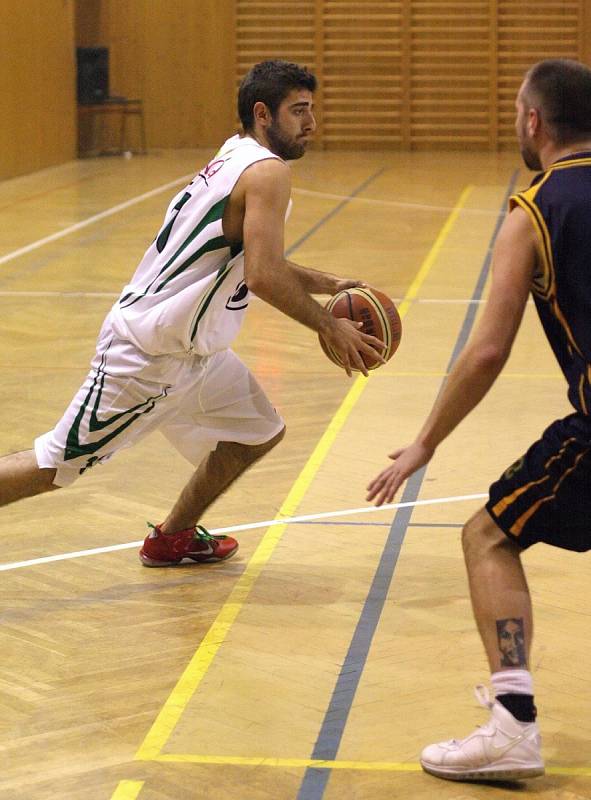 Karvinští basketbalisté (v bílém) porazili dvakrát Valašské Meziříčí a už se jim v tabulce dýchá lépe.