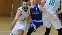 Basketbalisté Karviné (v bílém) podlehli doma Olomouci.