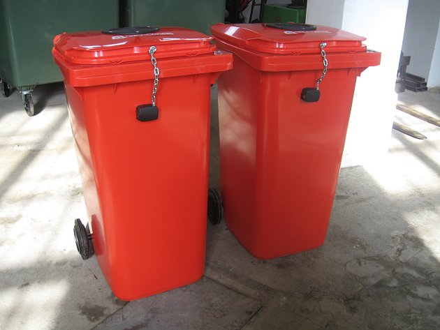 V ulicích Karviné je přes 100 červených nádob na infikovaný odpad.