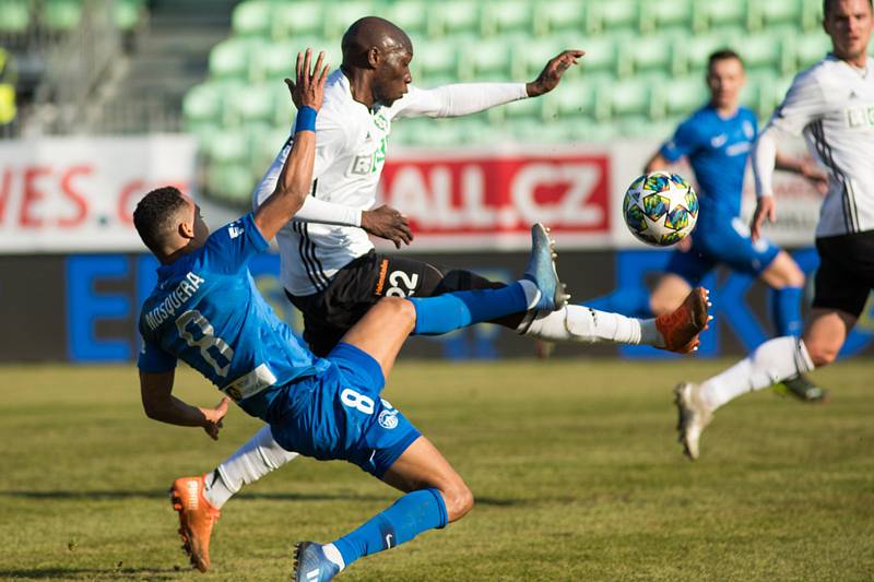 MFK Karviná - Slovan Liberec - Utkání 20. kola první fotbalové ligy: MFK Karviná - Slovan Liberec 1:1, 21. února 2021 v Karviné. Zleva Jhon Mosquera z Liberce a Soufiane Dramé z Karviné.