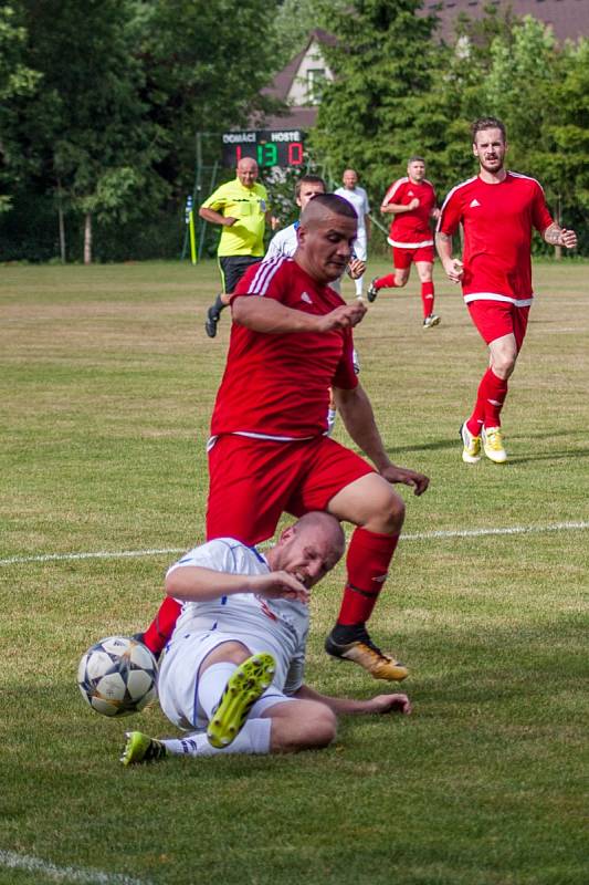 Fotbalisté Slavoje (v bílém) vyprovodili v posledním kole druhý Svinov výsledkem 5:1. I to svědčí o jejich letošní převaze.