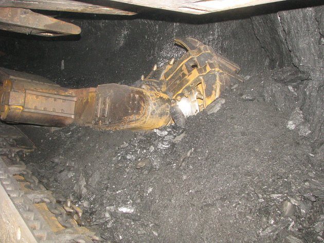 Práce v podzemí černouhlené šachty. Důlní kombajn. Ilustrační snímek. 