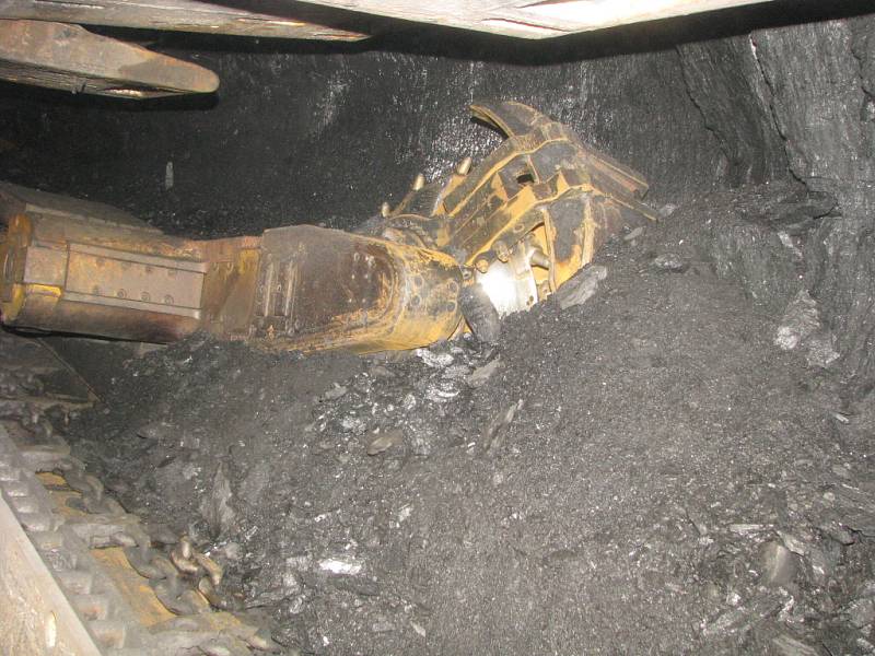 Práce v podzemí černouhelné šachty. Důlní kombajn. Ilustrační snímek.