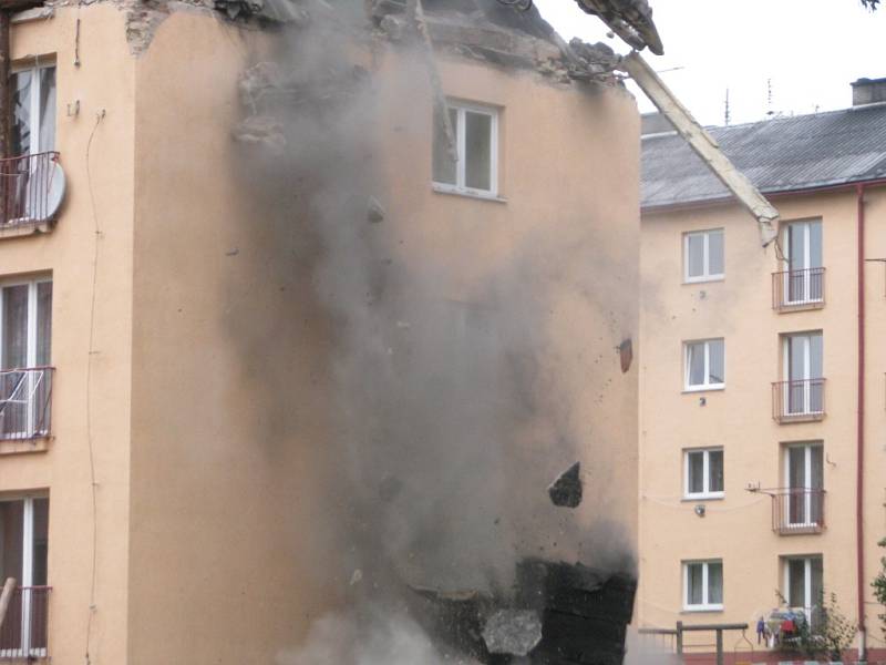 Demolice střechy a bytu v domě, který poškodil výbuch plynu. 