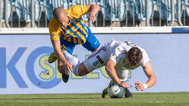 Ligové derby Opava - Karviná (v bílém) vítěze nepoznalo.