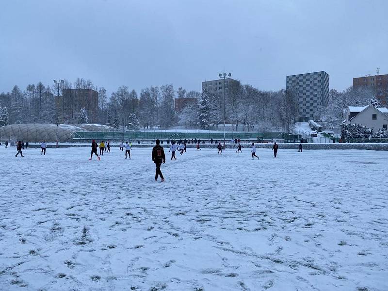 Fotbalisté šesti ze sedmi zúčastněných týmů i přes nepřízeň počasí rozehráli v sobotu 21. ledna 2023 turnaj O pohár starostky města Orlová.