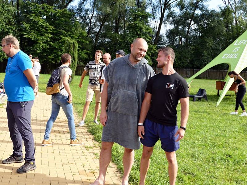 Letní koupaliště Jindřich v Havířově. Středa 5. srpna 2020, highdivingová exhibice.