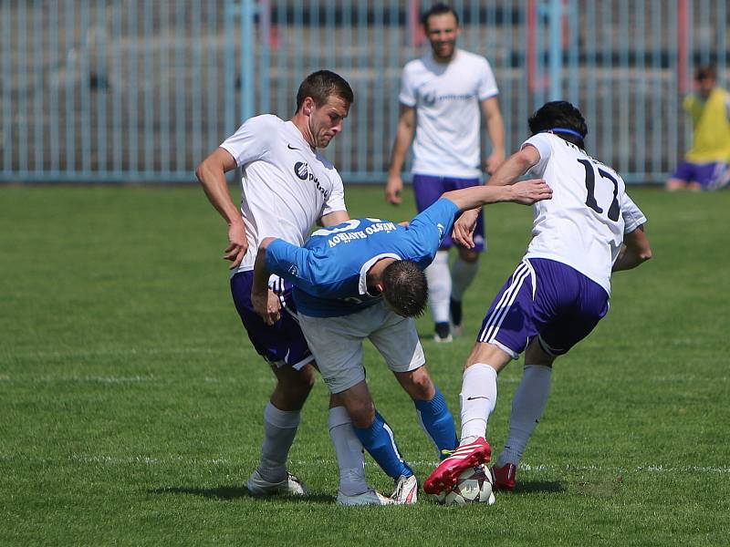 Havířovští fotbalisté (v modrém) podlehli favoritovi z Mohelnice.
