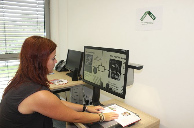 Projektová manažérka Regionální knihovny Karviná Vladěna Turowská představuje čtecí lupu s monitorem pro slabozraké čtenáře.