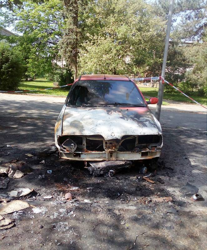 Oheň ze zapálených kontejnerů tentorkát vážně poškodil i automobil zaparkovaný poblíž. Naštěstí nedošlo k jeho výbuchu či jiným nebezpečným situacím.