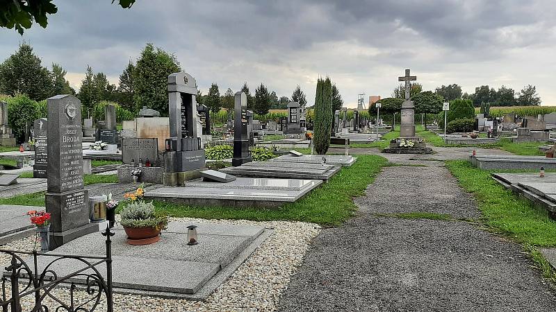 Karviná-Louky. Z původní obce zbylo torzo poté, co její velká část padla v 80. letech za oběť těžbě uhlí. Loucký hřbitov leží na hranici se Stonavou.