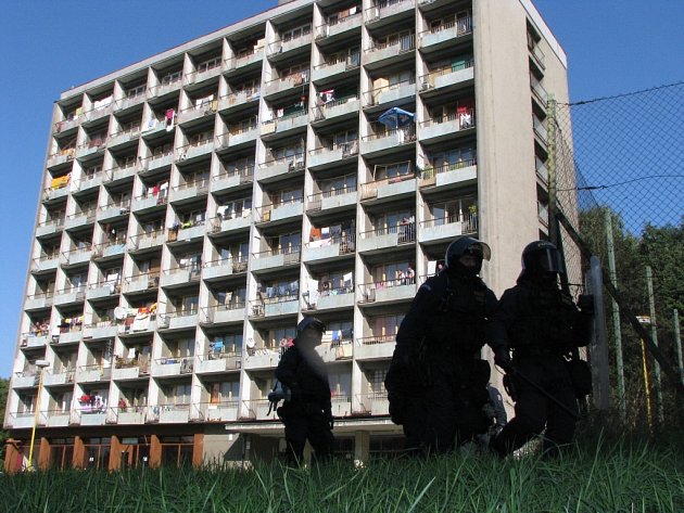 Ubytovnu Merkur museli před radikály hlídat i policejní těžkooděnci. 