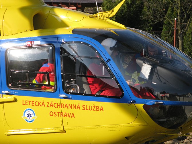 Posádka záchranného vrtulníku. Ilustrační snímek.