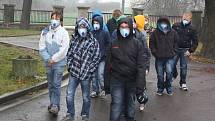 Školáci ve Stonavě na Karvinsku chodí v době smogové inverze s respirátory. 