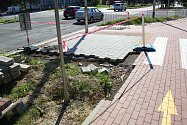 Nedokončené chodníky s cyklostezkou podél Dlouhé třídy v Havířově 4. července 2018. Hotovo mělo být 22. května.