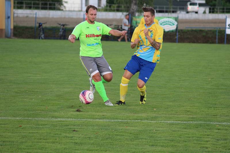 Fotbalisté Petrovic (v zeleném) na úvod krajského přeboru vyhráli nad Datyněmi 3:1.